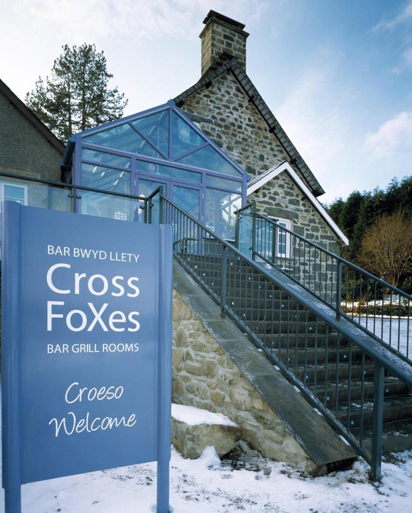 Cross Foxes - Bar Grill Rooms Dolgellau Ngoại thất bức ảnh